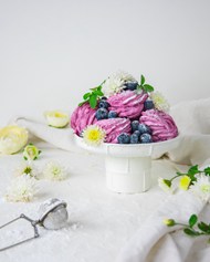 紫色冰激凌蓝莓高清图片