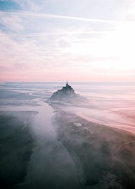 雾气朦胧城堡建筑图片下载