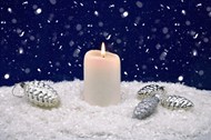 白色圣诞蜡烛装饰图片下载