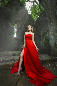 红色礼服美女摄影高清图片