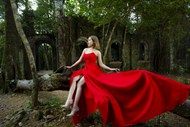 红色大裙摆礼服美女精美图片