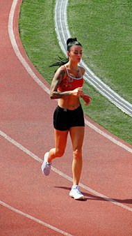 欧美操场跑步美女高清图片