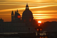 黄昏下威尼斯教堂建筑图片