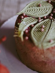 翻糖叶装饰的蛋糕高清图片