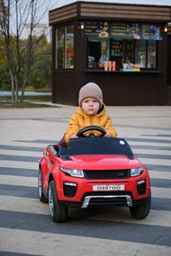 儿童驾驶玩具汽车图片下载