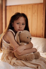 女孩在床上拥抱泰迪熊图片大全