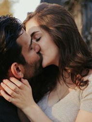 情侣接吻画面高清图片