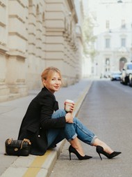 女人坐在街头拍照精美图片