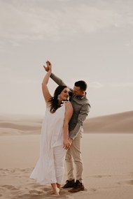 沙漠情侣摄影精美图片