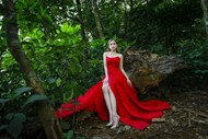 绿色树林红裙美女摄影精美图片