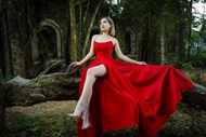 树林红裙美女人体写真图片下载