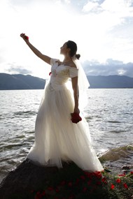 亚洲美女海边婚纱写真高清图片