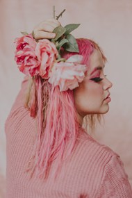 粉色造型美女摄影图片下载