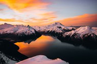 冬季唯美黄昏雪山湖泊高清图片