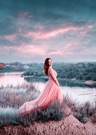 河边粉色长裙美女精美图片