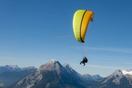 高山滑翔伞降落高清图片