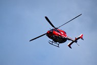 红色直升飞机空中搜救精美图片