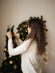 女人装饰圣诞树精美图片