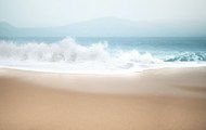 大海沙滩潮水涌动高清图片