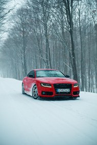 冬季雪地红色汽车精美图片