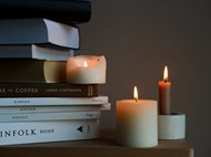 书籍和白色蜡烛精美图片