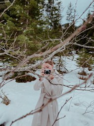 冬季雪地写真师美女图片
