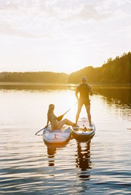 湖上划船的情侣图片下载