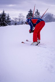 冬季雪地滑雪运动图片下载