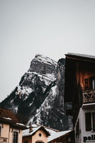 巍峨雪山下的房屋高清图片