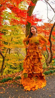 秋季美女树叶造型图片下载