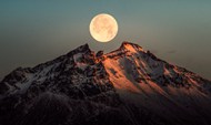 高山上悬挂的一轮明月高清图片