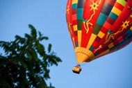 多彩热气球降落精美图片