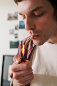 男人用打火机点燃香烟高清图片