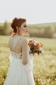 新娘侧颜婚纱照精美图片