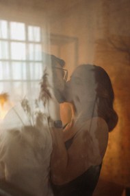 在玻璃窗后接吻的情侣图片下载