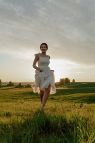 穿白裙的女人在草地上奔跑精美图片