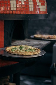 热气腾腾的披萨高清图片
