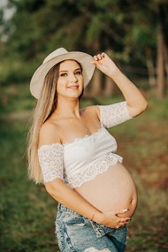 戴帽子的大肚孕妇拍摄高清图片