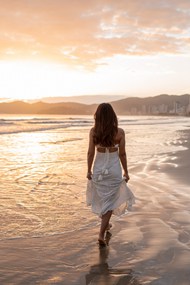 海边散步的女人背影图片下载