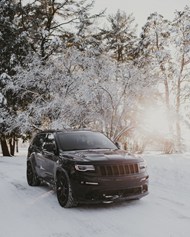 冬季雪地黑色豪车图片大全