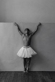 黑白芭蕾舞帅哥艺术写真图片