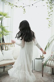 飘逸白色纱裙美女背影图片