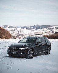 冬季雪地黑色汽车精美图片