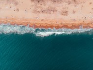 蓝色海湾沙滩鸟瞰图精美图片
