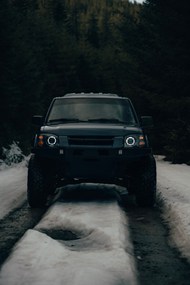 雪地行驶的黑色轿车精美图片