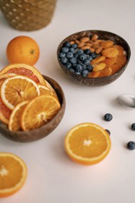 橙片和蓝莓坚果高清图片