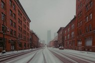 下雪天砖红色建筑街景图片下载