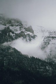 冬季雪域高山雾气朦胧图片下载