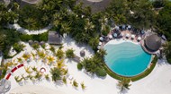 热带度假酒店泳池鸟瞰图高清图片