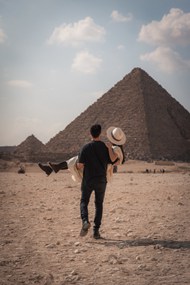 埃及金字塔旅行情侣精美图片